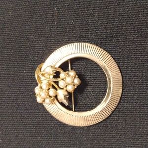 Vintage Coro Pegasus Round Gold Tone W/ Faux Pearl Flower Brooch